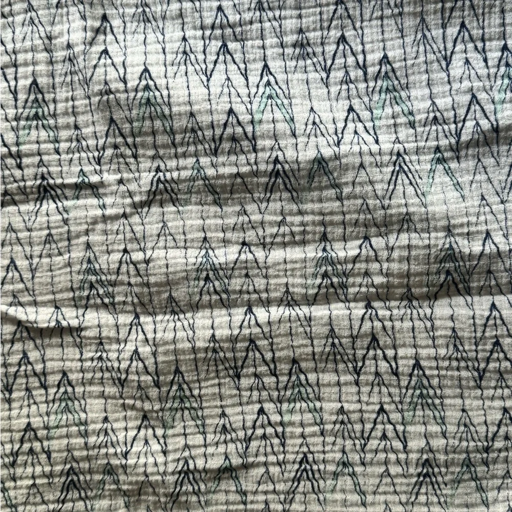 White and blue baby‎ blanket